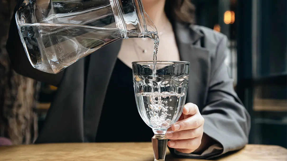 ড্রাই বা শুষ্ক ত্বকের যত্ন কিভাবে নিবেন। 4 Drink Water